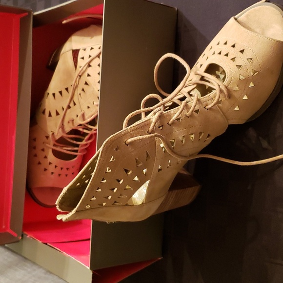 Vince Camuto size 10M shoes, Tan. - Picture 3 of 4